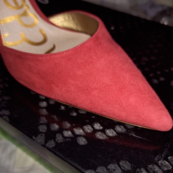 RED PUMP - Picture 2 of 4